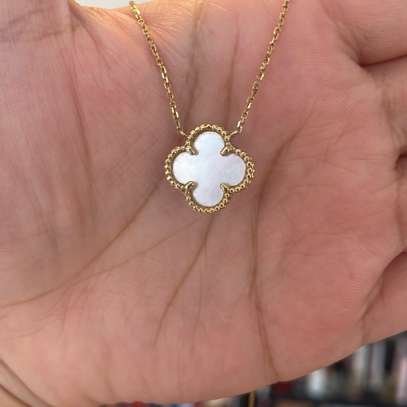 18k mother of pearl clover flower necklace - Picture 6 of 9